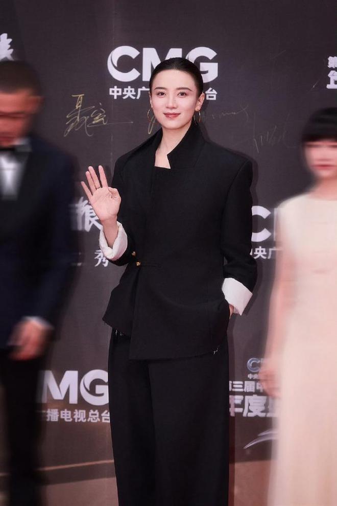 穿!立领西装+金色圆耳环简约又大气开元棋牌44岁宋佳示范过节西装如何(图2) 穿!立领西装+金色圆耳环简约又大气开元棋牌44岁宋佳示范过节西装如何(图2)