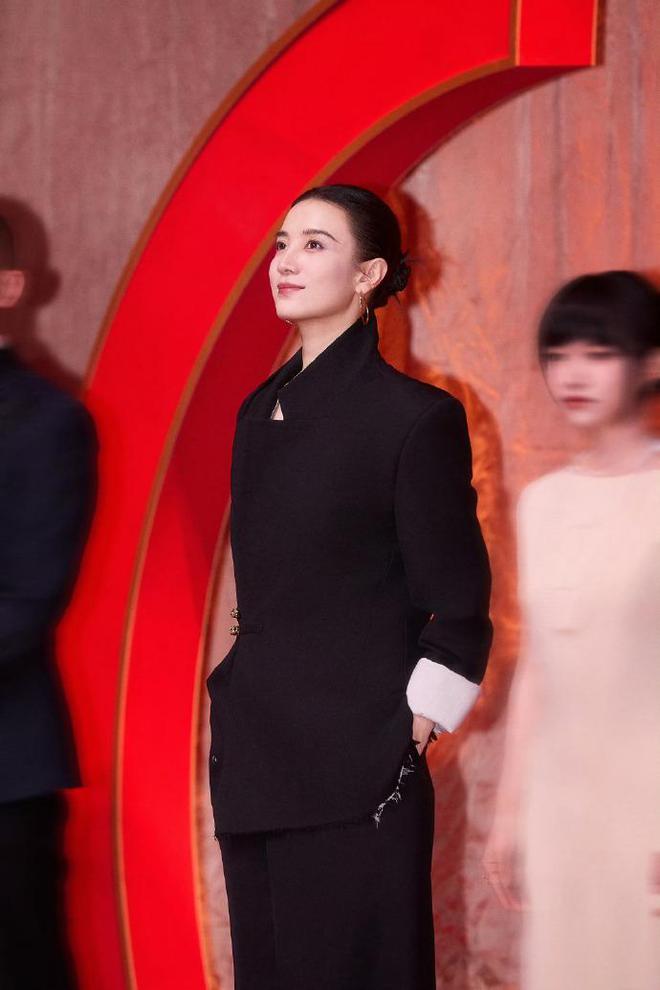 穿!立领西装+金色圆耳环简约又大气开元棋牌44岁宋佳示范过节西装如何(图1) 穿!立领西装+金色圆耳环简约又大气开元棋牌44岁宋佳示范过节西装如何(图1)