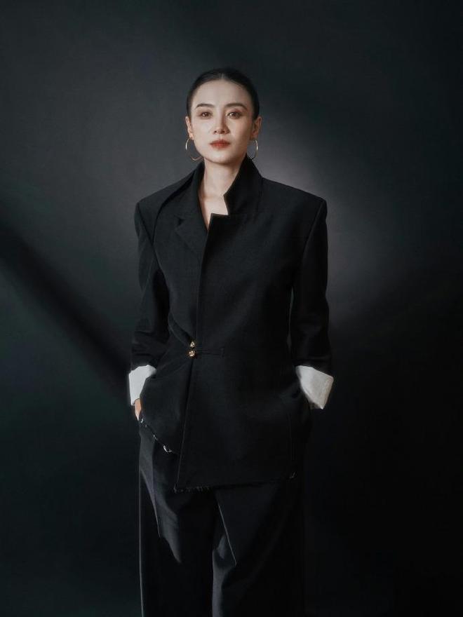 穿!立领西装+金色圆耳环简约又大气开元棋牌44岁宋佳示范过节西装如何(图3) 穿!立领西装+金色圆耳环简约又大气开元棋牌44岁宋佳示范过节西装如何(图3)